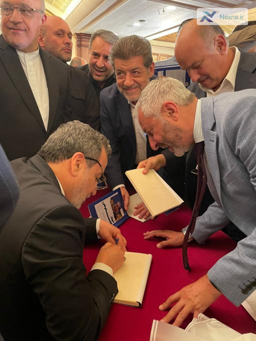 عراقچی در حال امضای نسخه عربی کتاب  قدرت مذاکره  در بیروت