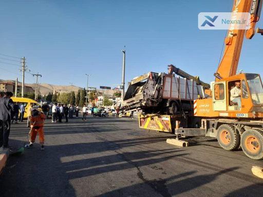 تصادف خودروی شهرداری صدرا با ۸ خودرو؛ ۱۱ مصدوم