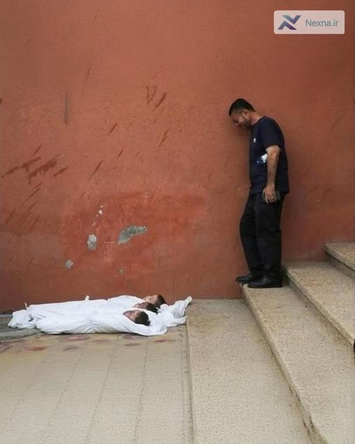 مرد فلسطینی خیره به پیکر سه فرزند شهیدش